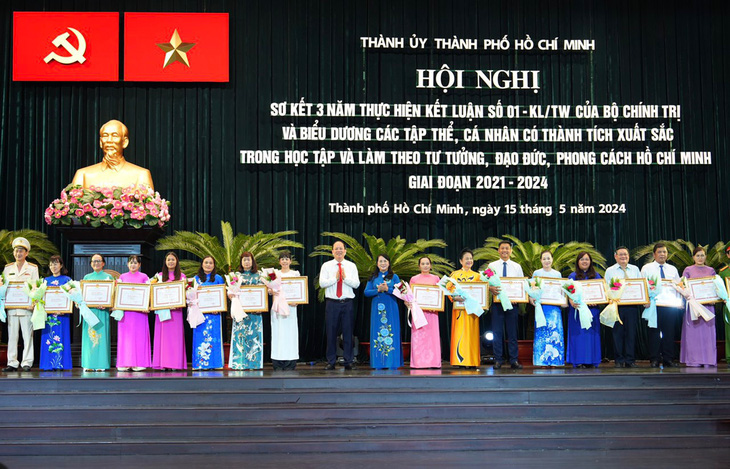 Lãnh đạo Thành ủy, Ủy ban Mặt trận Tổ quốc Việt Nam TP.HCM trao bằng khen cho các tập thể, cá nhân - Ảnh: HỮU HẠNH