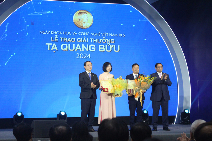 Thủ tướng Chính phủ Phạm Minh Chính và Bộ trưởng Bộ Khoa học và Công nghệ trao giải cho hai tác giả đạt Giải thưởng Tạ Quang Bửu năm 2024 - Ảnh: D.LIỄU