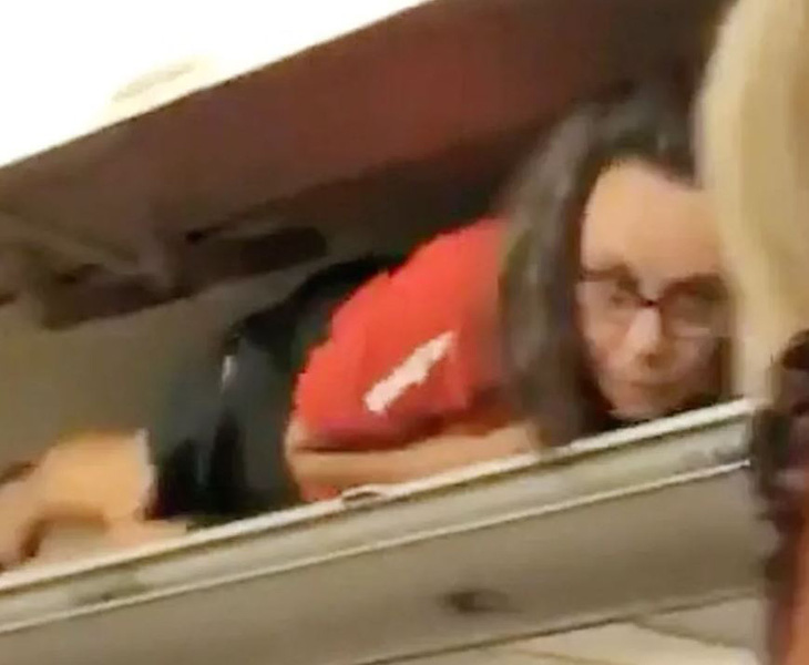Hình ảnh nữ tiếp viên hàng không chui vào ngăn chứa hành lý để "trêu" hành khách vào năm 2019.