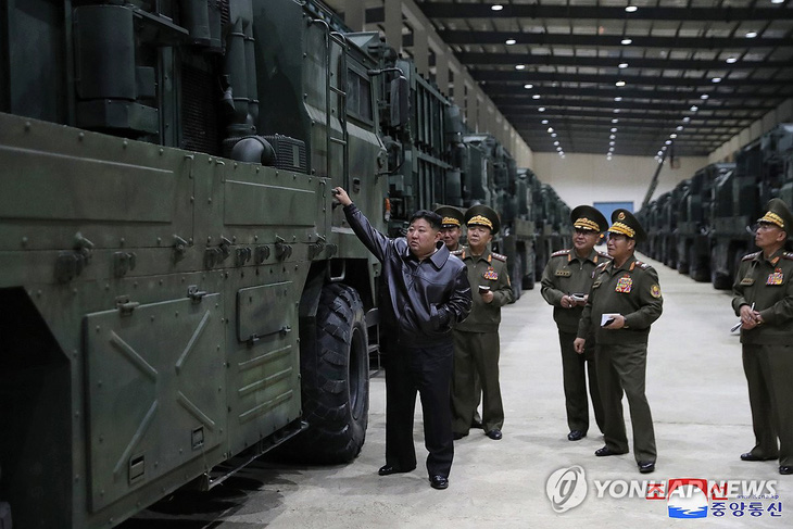 Chủ tịch Triều Tiên Kim Jong Un thị sát nhà máy sản xuất vũ khí hôm 14-5 - Ảnh: KCNA