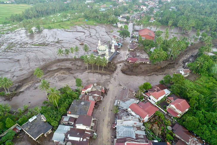 Mưa lũ nghiêm trọng cuối tuần qua ở Tây Sumatra, Indonesia khiến ít nhất 67 người thiệt mạng - Ảnh: AFP