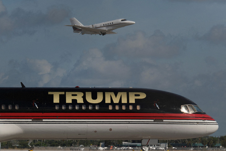Máy bay cựu tổng thống Mỹ Donald Trump đậu tại sân bay ở West Palm Beach, bang Florida, Mỹ ngày 27-3-2023 - Ảnh: REUTERS