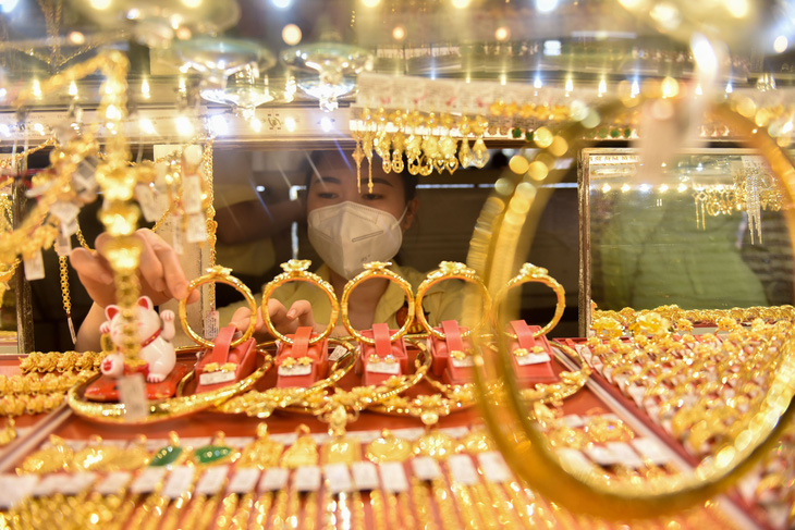 Ngân hàng Nhà nước tiếp tục tổ chức bán đấu thầu vàng miếng SJC vào ngày mai nhằm tăng cung ra thị trường - Ảnh: NGỌC PHƯỢNG 