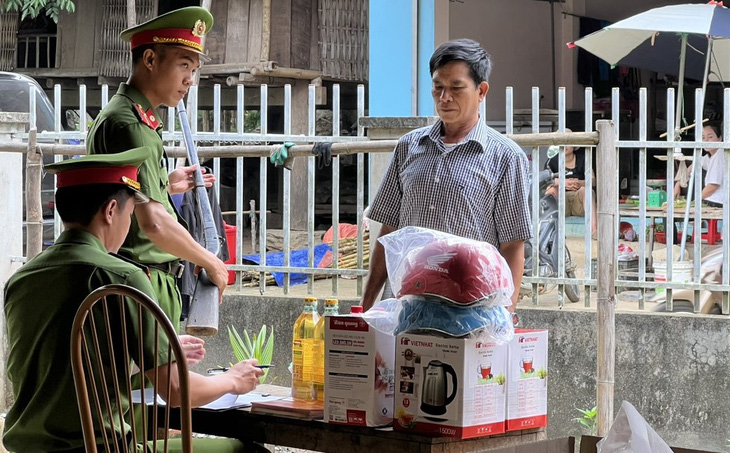 Người dân thị trấn Hồi Xuân, huyện Quan Hóa (Thanh Hóa) giao nộp khẩu súng kíp cho công an được nhận một món quà - Ảnh: HÀ ĐỒNG