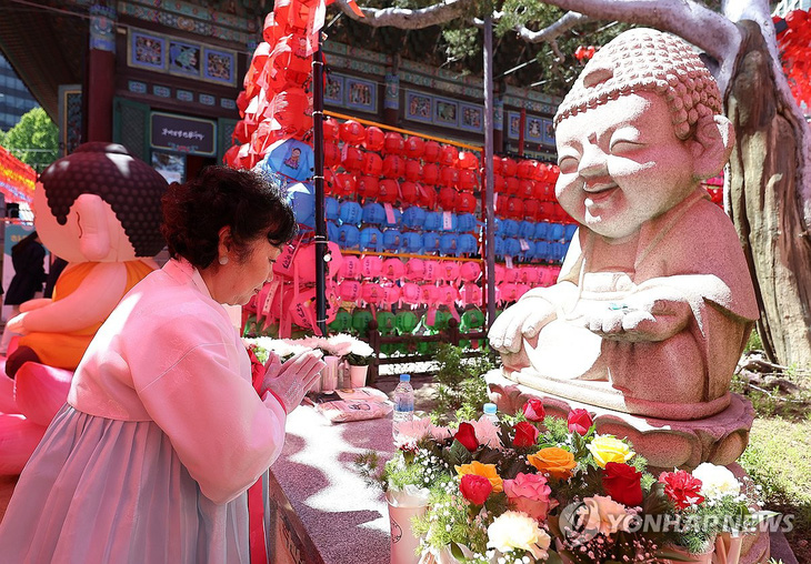 Một nữ phật tử trong trang phục truyền thống của Hàn Quốc viếng Tào Khê Tự nhân Ngày Phật đản - Ảnh: YONHAP