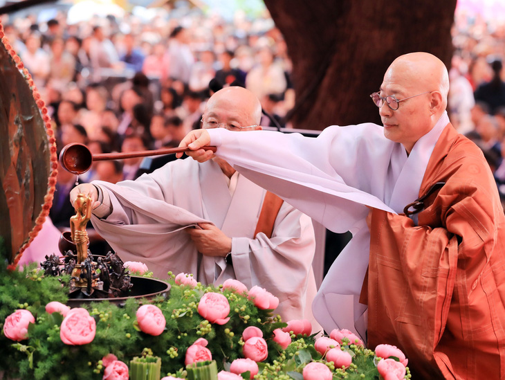 Chủ tịch Tông Tào Khê - Hòa thượng Jinwoo (bên phải) và Tông trưởng Tông Tào Khê - Hòa thượng Jagwang thực hiện nghi thức tắm Phật tại Tào Khê Tự - Ảnh: YONHAP