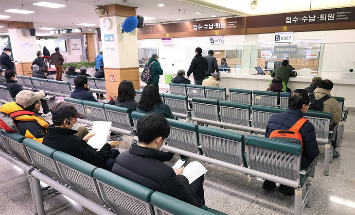 Hàn Quốc siết chặt quy định khám chữa bệnh bằng thẻ bảo hiểm y tế- Ảnh 1.