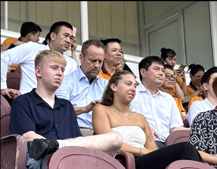 HLV Polking và ông Nguyễn Đức Thụy (hàng hai) ngồi trên sân Ninh Bình chiều 15-5 - Ảnh chụp màn hình