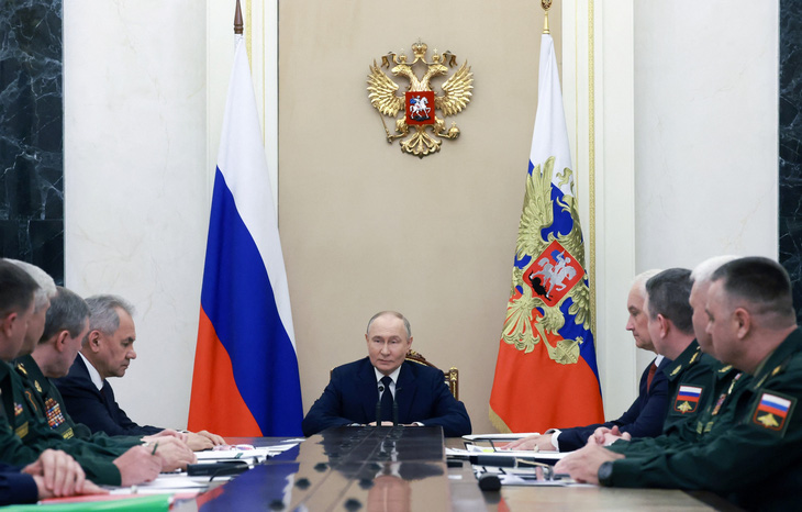 Tổng thống Nga Vladimir Putin chủ trì cuộc họp với các tướng lĩnh quân đội ngày 15-5 tại Điện Kremlin - Ảnh: REUTERS