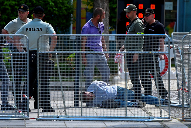 An ninh Slovakia khống chế một người đàn ông sau vụ ám sát nhắm vào Thủ tướng Robert Fico ngày 15-5 - Ảnh: REUTERS 