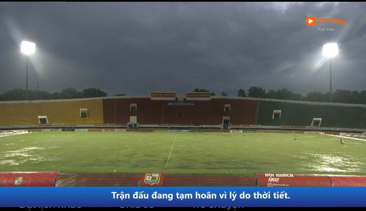 Trận đấu tạm hoãn vì mưa lớn ở Biên Hòa - Ảnh: FPTPLAY