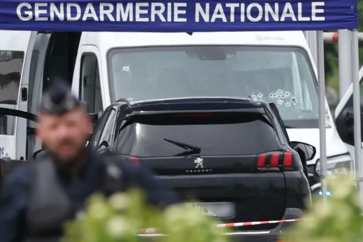 Những dấu đạn trên chiếc xe chở tù sau khi bị tấn công - Ảnh: AFP
