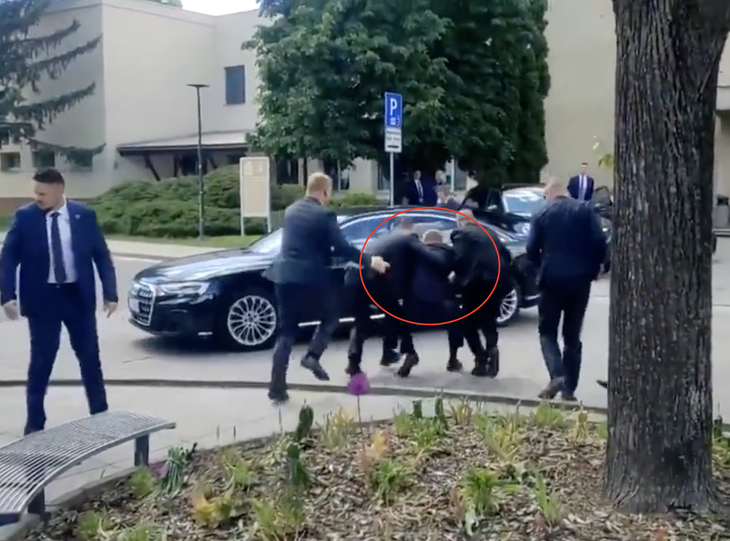 Thủ tướng Slovakia Robert Fico được cận vệ bế đi và đưa vào xe rời khỏi hiện trường sau khi bị trúng đạn - Ảnh chụp từ clip