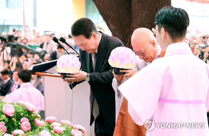 Tổng thống Hàn Quốc Yoon Suk Yeol thực hiện nghi lễ dâng hoa sen tại chùa Jogyesa (Tào Khê Tự), quận Jongno, trung tâm thủ đô Seoul nhân Ngày Phật đản 15-5 - Ảnh: YONHAP
