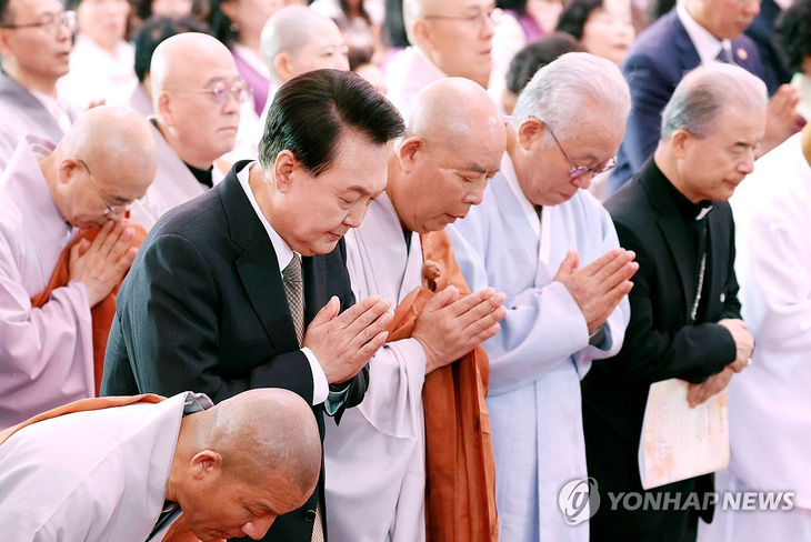 Tổng thống Yoon Suk Yeol tham gia Lễ Phật đản tại Tào Khê Tự sáng 15-5 - Ảnh: YONHAP