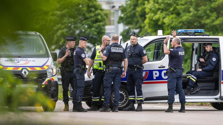 Cảnh sát Pháp đang ráo riết truy lùng những kẻ phục kích xe chở tù để giải thoát cho kẻ có biệt danh "The Fly" - Ảnh: REUTERS