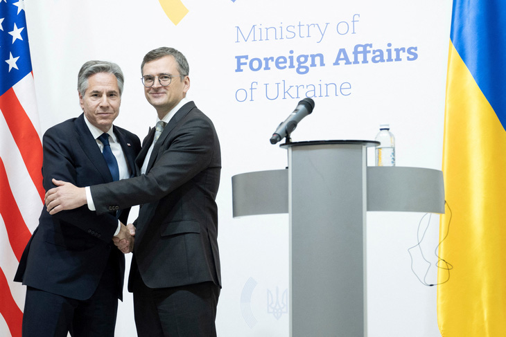 Ngoại trưởng Mỹ Antony Blinken (trái) và người đồng cấp Ukraine Dmytro Kuleba tại cuộc họp báo ngày 15-5 ở Kiev - Ảnh: REUTERS