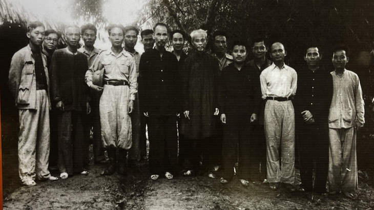 Chủ tịch Hồ Chí Minh và Hội đồng Chính phủ chụp ảnh lưu niệm c trong lễ phong quân hàm cho Đại tướng Võ Nguyên Giáp ngày 28-5-1948 tại Lục Rã, chân đèo Re - Ảnh tư liệu Bảo tàng Hồ Chí Minh