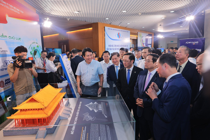 Thủ tướng Chính phủ Phạm Minh Chính và lãnh đạo các bộ ngành tham quan triển lãm trong khuôn khổ sự kiện - Ảnh: Bộ KH&CN