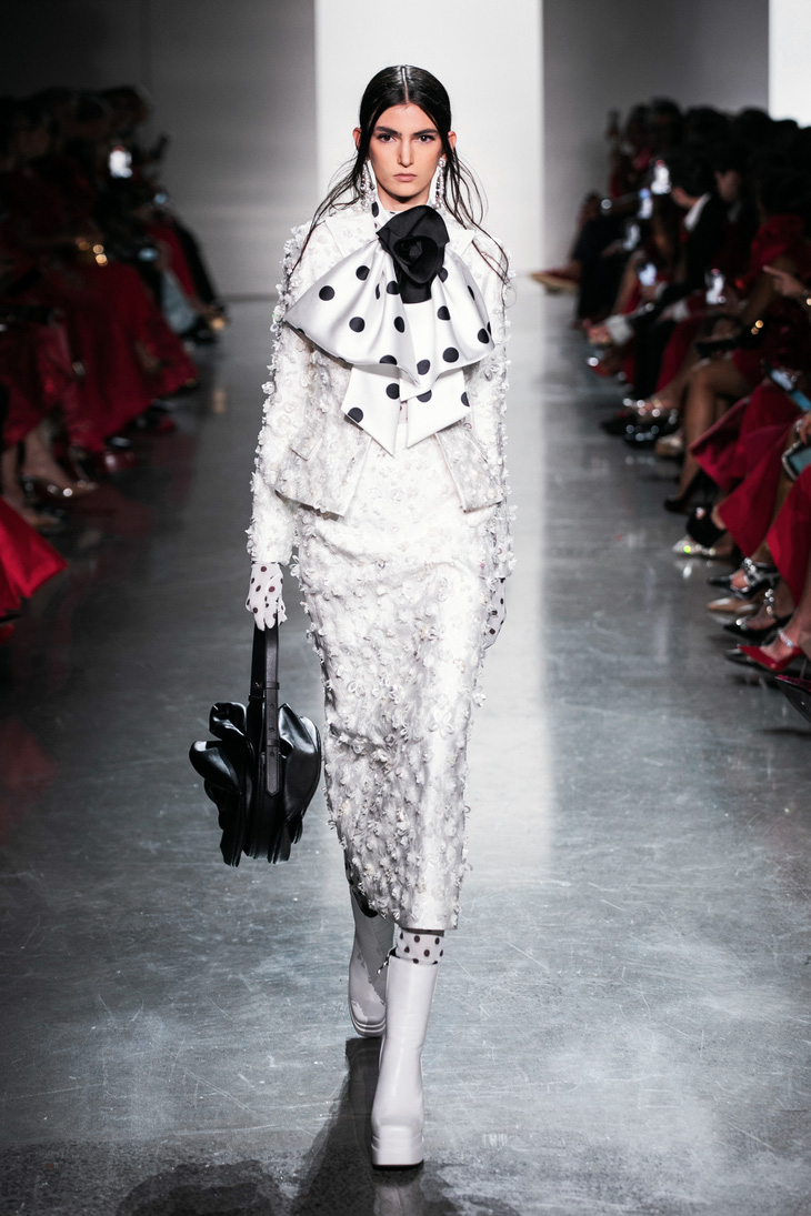 Mẫu thiết kế Lily Collins chọn từng được người mẫu trình diễn kết hợp với bodysuit chấm bi bên trong, mang túi hoa hồng 3D - Ảnh: KIẾNG CẬN TEAM