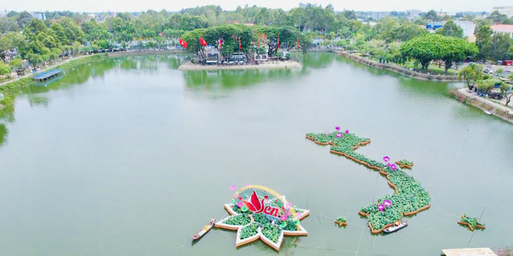 Bản đồ Việt Nam kết từ 5.000 chậu sen độc đáo trên hồ Khổng Tử, thuộc công viên Văn Miếu - Ảnh: BTC