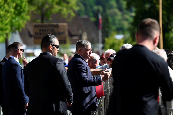 Thủ tướng Slovakia Robert Fico chào hỏi người dân ở thành phố Handlova, miền trung Slovakia, trước khi ông bị ám sát hôm 15-5 - Ảnh: REUTERS