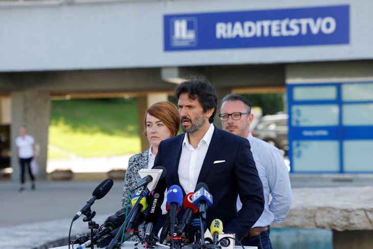 Phó thủ tướng Robert Kalinak của Slovakia cập nhật tình hình ngày 16-5 trước bệnh viện nơi Thủ tướng Robert Fico được điều trị sau vụ ám sát - Ảnh: REUTERS