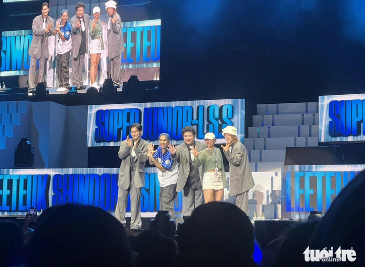 Super Junior L.S.S giao lưu cùng fan trên sân khấu trong concert ở TP.HCM hồi tháng 3 vừa qua - Ảnh: HOÀNG TRANG