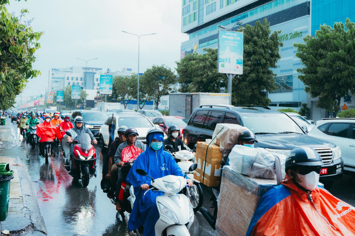Cơn mưa ở đường Công Hòa, Tân Bình kéo dài khoảng 15 phút thì ngớt. Xe cộ di chuyển chậm vì đường trơn trượt - Ảnh: THANH HIỆP