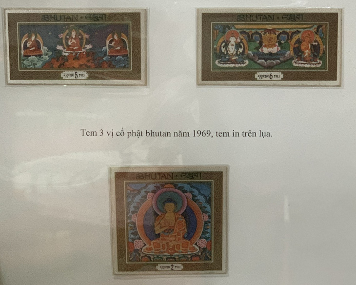 Bộ tem Phật in lụa duy nhất trên thế giới - Ảnh: HOÀI PHƯƠNG