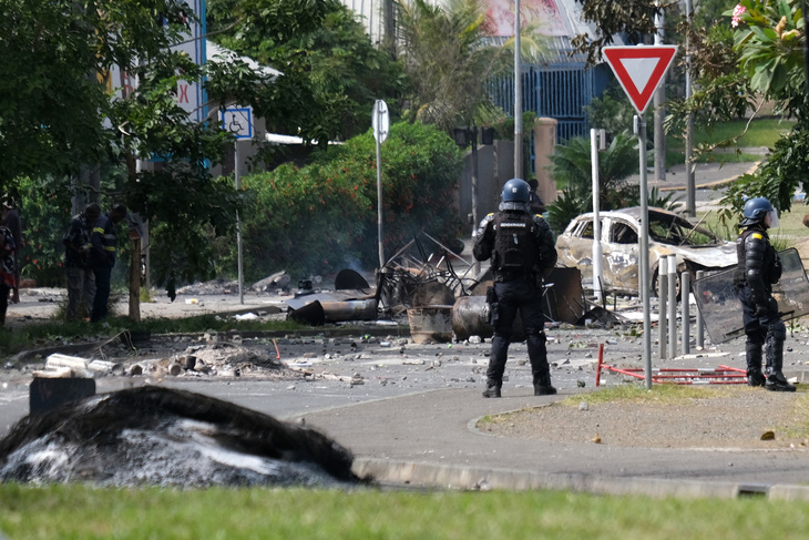 Một góc phố New Caledonia tan hoang sau cuộc bạo loạn ngày 14-5 - Ảnh: AFP