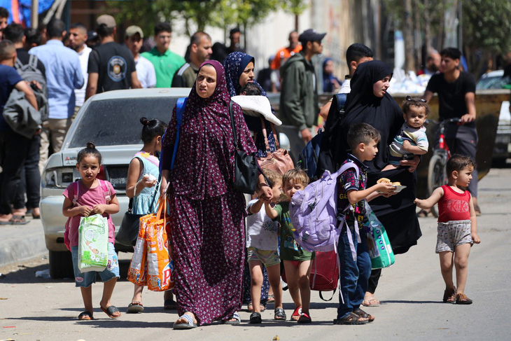 Các gia đình đưa nhau chạy khỏi thành phố Rafah ở miền nam Dải Gaza ngày 15-5 - Ảnh: AFP