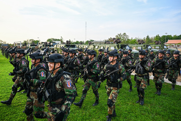Các binh sĩ Campuchia lập đội hình trong cuộc diễn tập với Trung Quốc ngày 16-5 - Ảnh: AFP