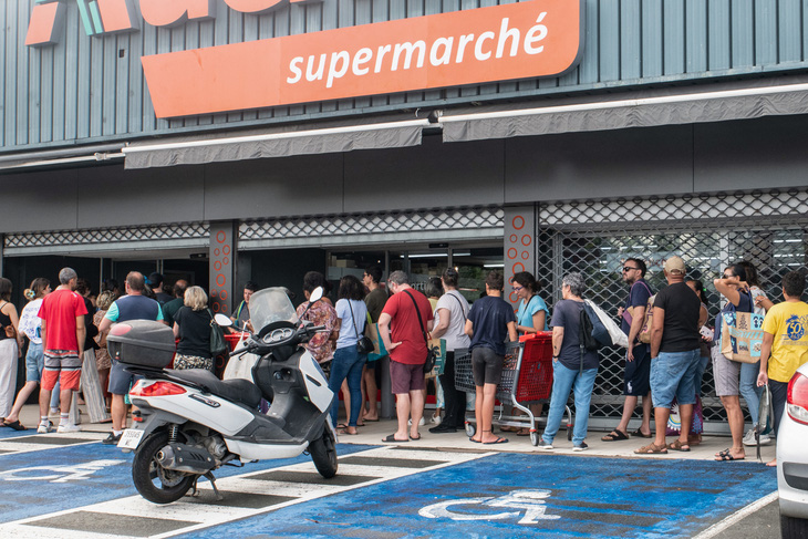 Ngày 16-5, người dân New Caledonia xếp hàng trước một siêu thị để dự trữ nhu yếu phẩm phòng trường hợp không thể ra đường - Ảnh: AFP