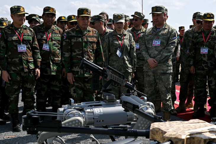 Chó robot trang bị súng tự động của Trung Quốc xuất hiện tại cuộc diễn tập Rồng Vàng với Campuchia ngày 16-5 - Ảnh: AFP