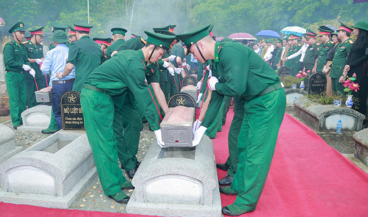 An táng hài cốt liệt sĩ tại Nghĩa trang liệt sĩ quốc tế Đồng Tâm ngày 16-5 - Ảnh: CTV