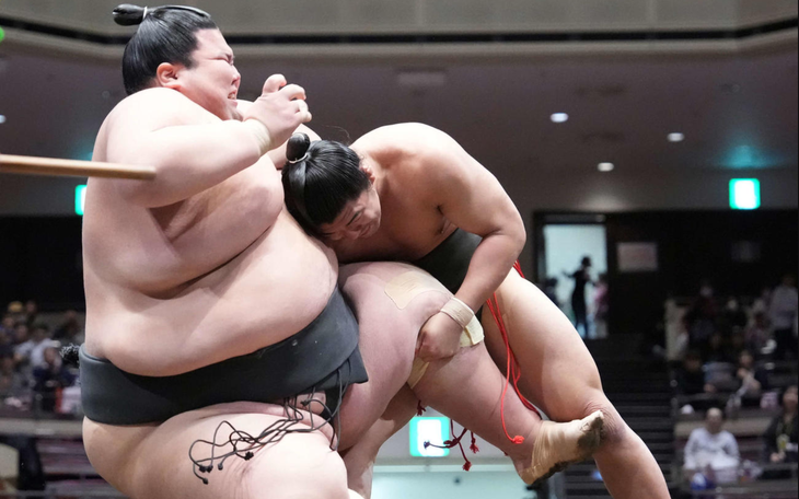 Võ sĩ sumo 93kg quật ngã 