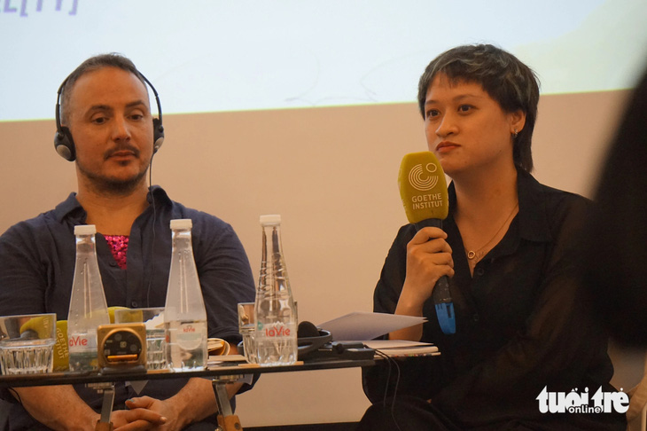 Tác giả queer nữ Nguyễn Bằng Giang (phải) và nhà văn Jayrôme C. Robinet  trong buổi thảo luận văn chương tối 16-5 - Ảnh: T.ĐIỂU