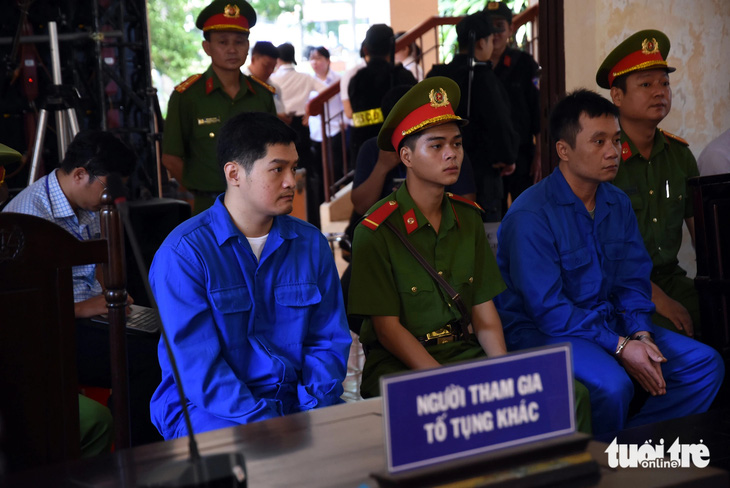Hai bị cáo Lê Dương (phó giám đốc nhà xe Thành Bưởi, bên trái) và tài xế Hoàng Văn Tính tại phiên tòa - Ảnh: A LỘC