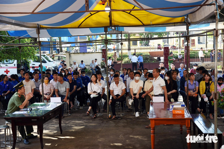 Cán bộ, thanh niên và người dân địa phương theo dõi phiên tòa thông qua một màn hình lớn dựng trước sân tòa - Ảnh: A LỘC