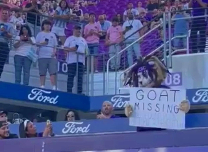 Cổ động viên với tấm bảng bày tỏ sự tiếc nuối khi Messi vắng mặt - Ảnh: AP 