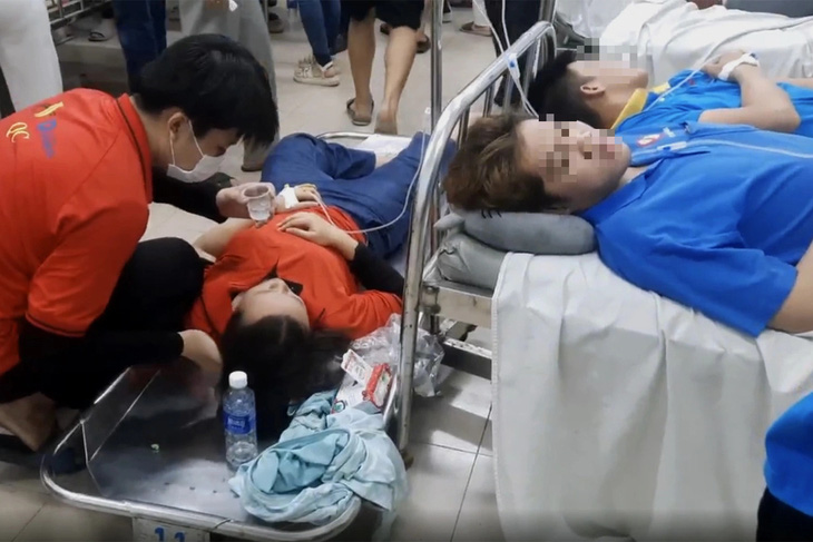 Gần 100 công nhân đau bụng, nôn ói được đưa vào Trung tâm Y tế huyện Trảng Bom theo dõi, điều trị sau khi ăn bữa tối tại công ty - Ảnh: NGUYÊN HƯNG
