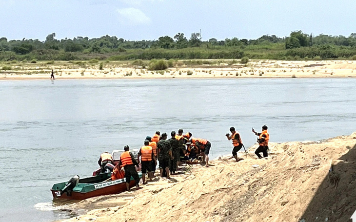 Lực lượng chức năng tiến hành đưa thi thể anh  L.Đ.C. (46 tuổi, quê tỉnh Thanh Hóa) lên bờ - Ảnh: NGUYỄN HOÀNG