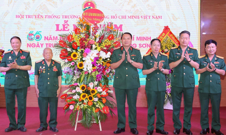 Lãnh đạo Binh đoàn 12 (Bộ Quốc phòng) chúc mừng Hội Truyền thống Trường Sơn - đường Hồ Chí Minh Việt Nam - Ảnh: TTXVN