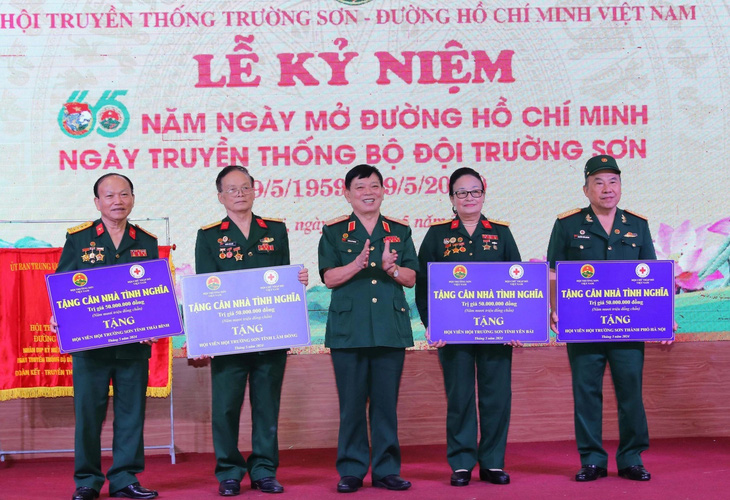 Lãnh đạo Hội Truyền thống Trường Sơn - đường Hồ Chí Minh Việt Nam trao quỹ xây nhà tình nghĩa cho các cựu binh có hoàn cảnh khó khăn - Ảnh: TTXVN