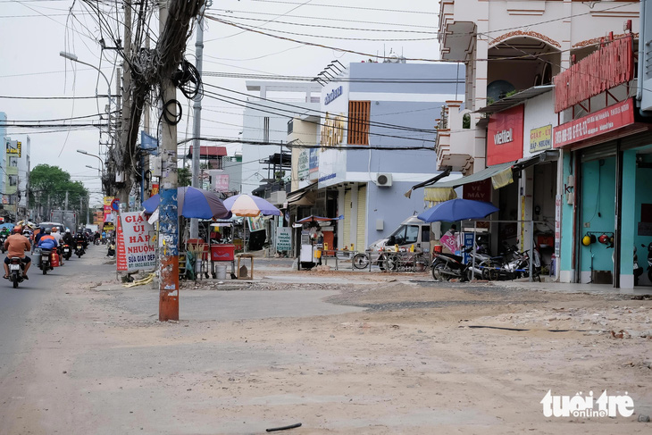 Nhà dân trên đường Tân Kỳ Tân Quý lùi sâu nhường mặt bẳng cho dự án mở rộng đường - Ảnh: PHƯƠNG NHI