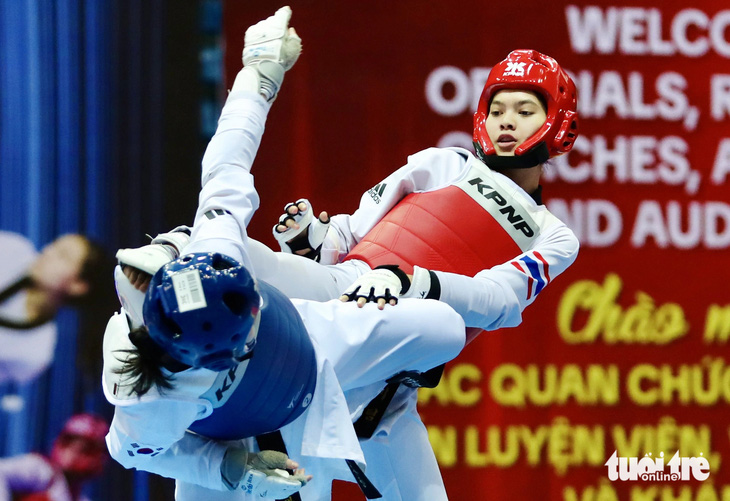 Seeken Kamonchanok (giáp đỏ) trong trận thắng Hàn Quốc ở bán kết hạng cân 46kg nữ - Ảnh: N.K