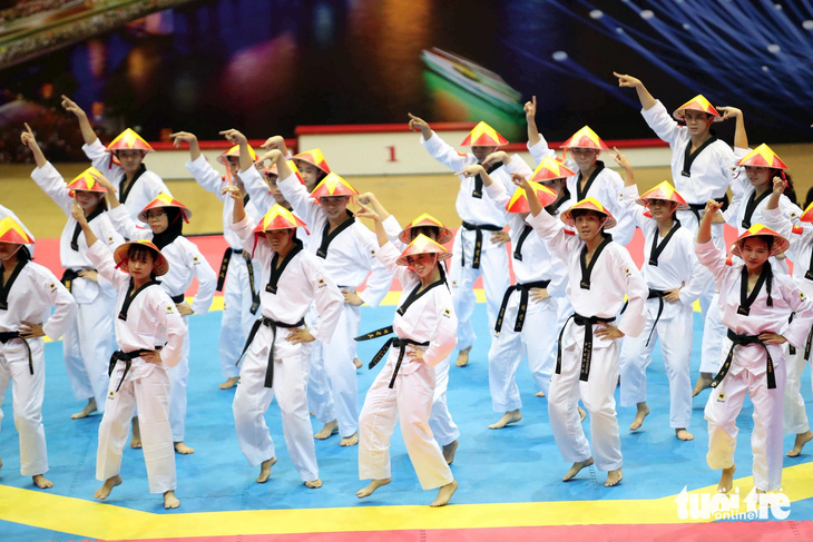 Đội tuyển quyền Việt Nam biểu diễn ở lễ khai mạc Giải taekwondo châu Á 2024 - Ảnh: N.K