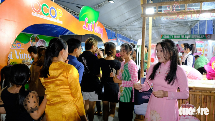 Đông đảo du khách tham quan mua sắm tại lễ hội dưới tiết trời mát mẻ - Ảnh: ĐẶNG TUYẾT