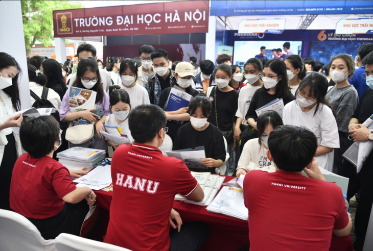 Trường đại học Hà Nội thực hiện công tác tư vấn tuyển sinh - hướng nghiệp - Ảnh: HANU